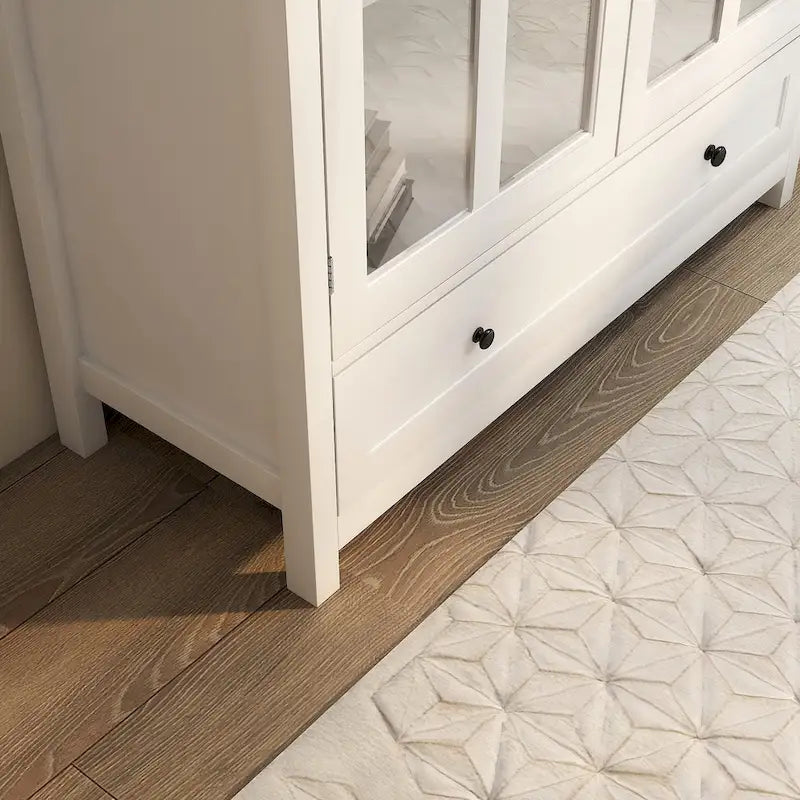 Buffetschrank mit zwei Glastüren und einzigartigem Glockengriff