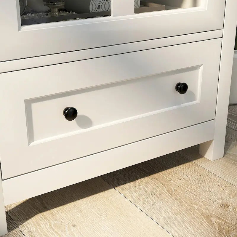 Buffetschrank mit zwei Glastüren und einzigartigem Glockengriff