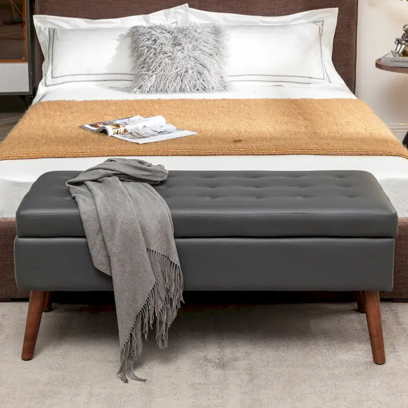 Aufbewahrungsbank für das Schlafzimmer, am Fußende des Bettes