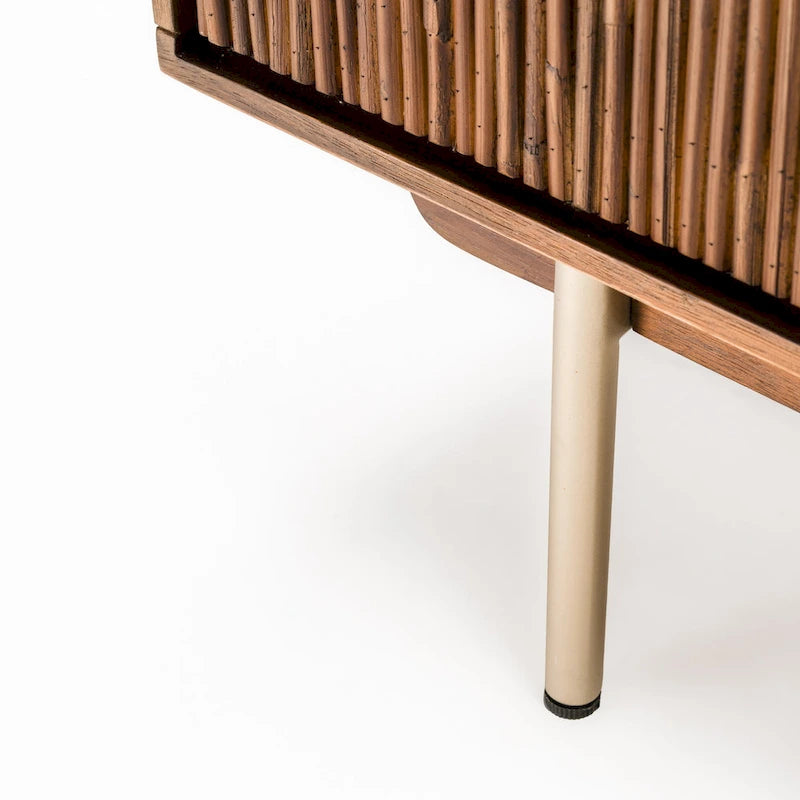63" breites Sideboard aus Akazienholz und Rattan mit Türen und Soft-Close-Funktion