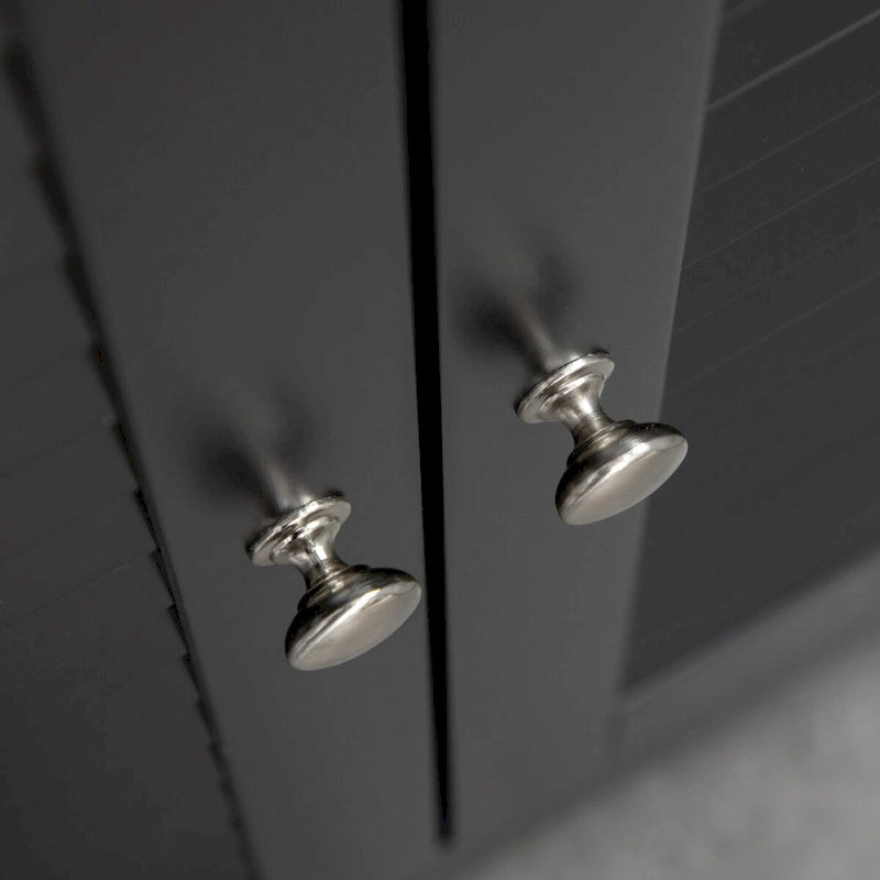 Hoher schmaler Badezimmerschrank mit Türen und Einlegeboden