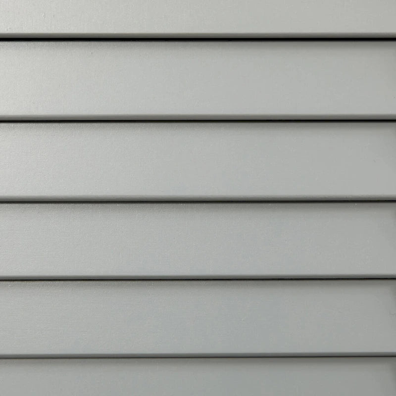 Hoher schmaler Badezimmerschrank mit Türen und Einlegeboden