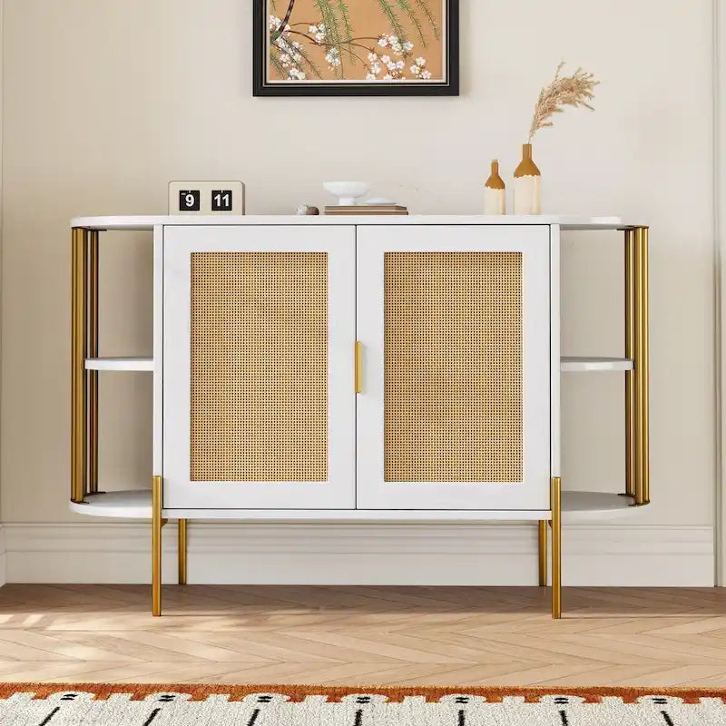 Eleganter geschwungener Esszimmerschrank mit goldfarbenem Rand
