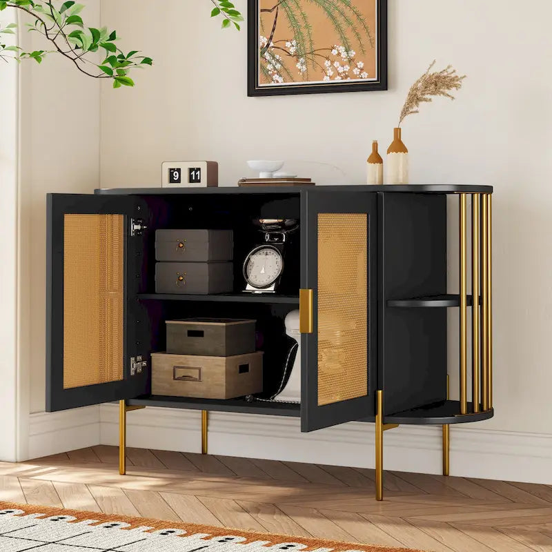 Eleganter geschwungener Esszimmerschrank mit goldfarbenem Rand