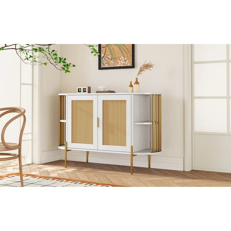 Eleganter geschwungener Esszimmerschrank mit goldfarbenem Rand