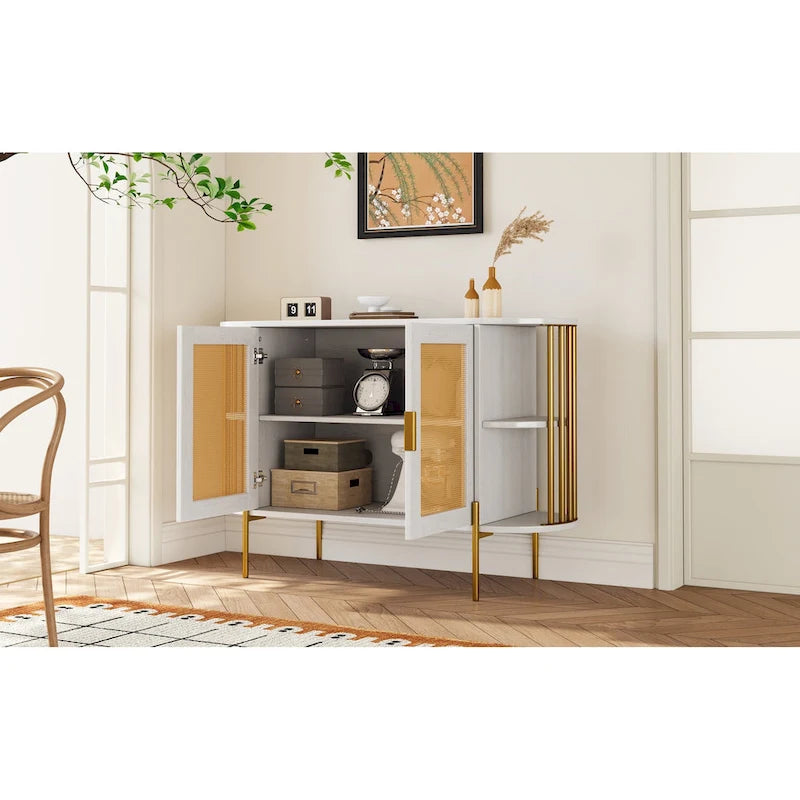 Eleganter geschwungener Esszimmerschrank mit goldfarbenem Rand