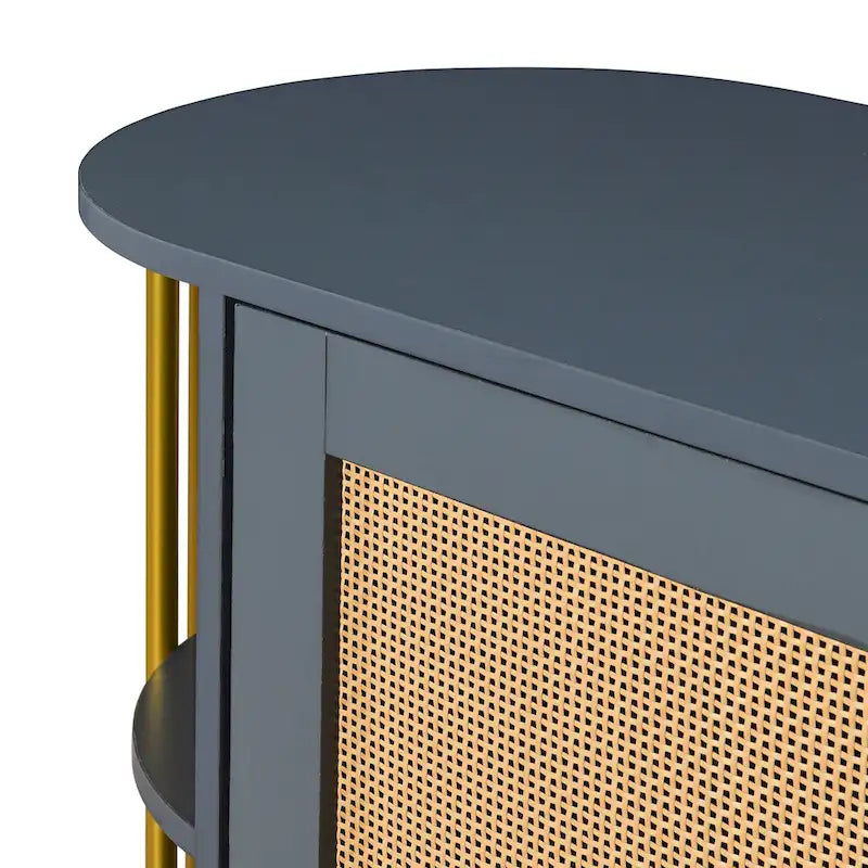 Eleganter geschwungener Esszimmerschrank mit goldfarbenem Rand